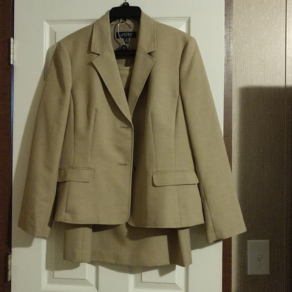 Skirt suit